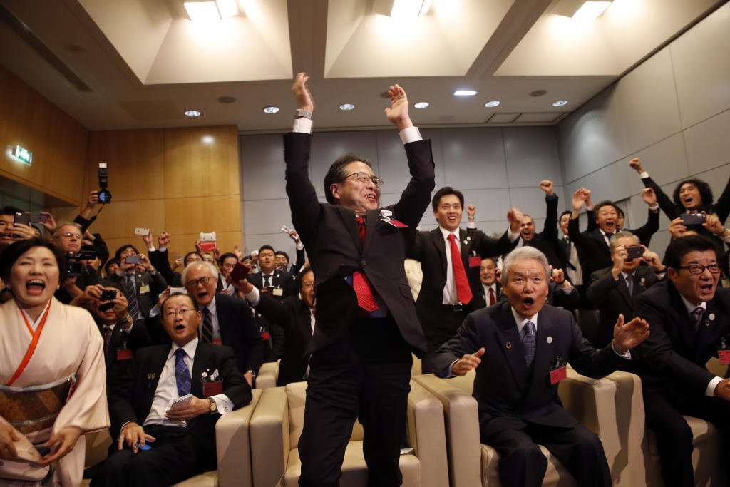 فرحة الفريق الياباني بخبر فوز أوساكا بعد صدور نتائج التصويت